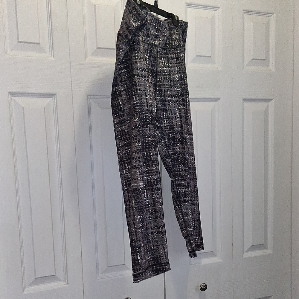 Velocity Black and Gray 3/4 Patterned Leggings